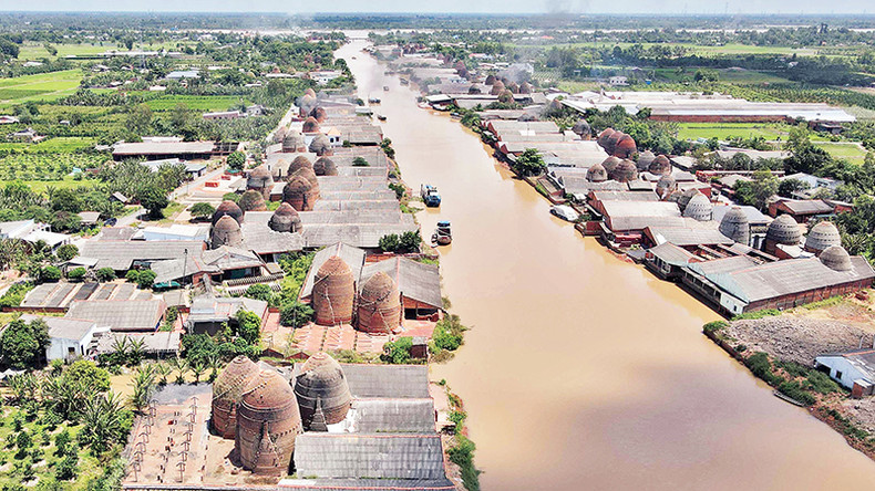 Ремесленная деревня по производству кирпичей в провинции Виньлонг существует уже более 100 лет. Ремесленная деревня по производству кирпичей в провинции Виньлонг существует уже более 100 лет.