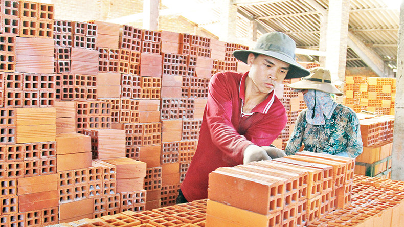 Много местных жителей в провинции Виньлонг до сих пор занимаются производством кирпичей. Много местных жителей в провинции Виньлонг до сих пор занимаются производством кирпичей.