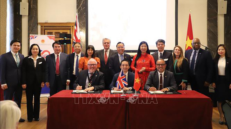 Церемония подписания документа о сотрудничестве между делегацией вьетнамских местностей и властями города Бирмингем. Фото: ВИА Церемония подписания документа о сотрудничестве между делегацией вьетнамских местностей и властями города Бирмингем. Фото: ВИА