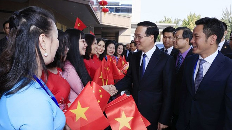 Представители вьетнамской диаспоры встречают Президента Вьетнама в аэропорту. Фото: ВИА Представители вьетнамской диаспоры встречают Президента Вьетнама в аэропорту. Фото: ВИА