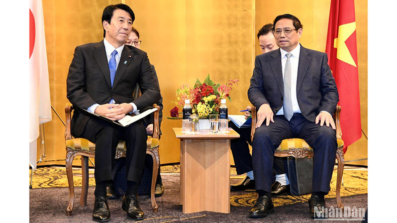 Премьер-министр Фам Минь Тьинь (справа) и Министр экономики, торговли и промышленности Японии Кен Сайто. Премьер-министр Фам Минь Тьинь (справа) и Министр экономики, торговли и промышленности Японии Кен Сайто.