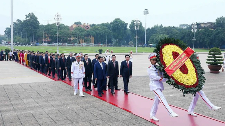 Руководители Партии и Государства, депутаты НС возлагают венок и почитают память Президента Хо Ши Мина. Фото: vtv.vn Руководители Партии и Государства, депутаты НС возлагают венок и почитают память Президента Хо Ши Мина. Фото: vtv.vn