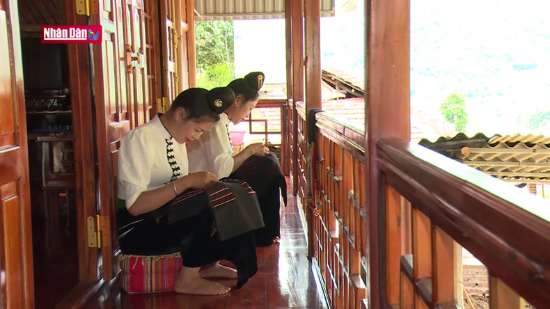 Все тхайские девушки умеют вышивать платки «пиеу». Все тхайские девушки умеют вышивать платки «пиеу».