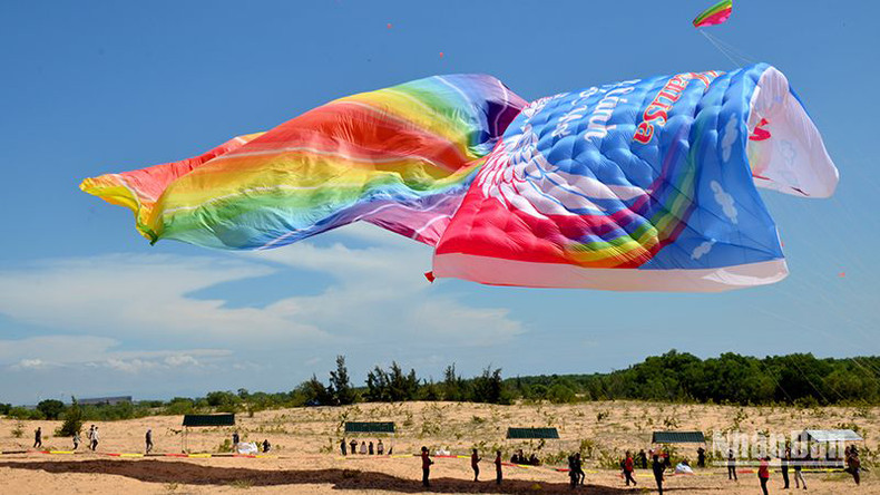 Воздушный змей размером 23 м х 38 м и площадью около 900 кв.м (включая хвостовую часть) на фестивале. Воздушный змей размером 23 м х 38 м и площадью около 900 кв.м (включая хвостовую часть) на фестивале.