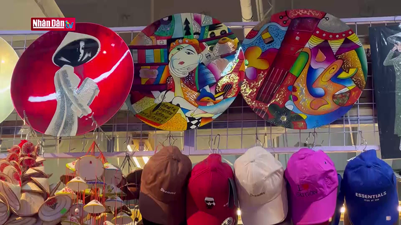 Торговая зона с разнообразными товарами, включая одежду, сумки, обувь и сувениры. Торговая зона с разнообразными товарами, включая одежду, сумки, обувь и сувениры.