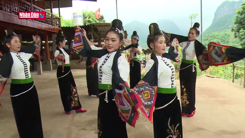 Культурная жизнь тхайцев в селении Хун общины Тьиенгко является частью красочной культурной картины народностей в городе Шонла. Культурная жизнь тхайцев в селении Хун общины Тьиенгко является частью красочной культурной картины народностей в городе Шонла.