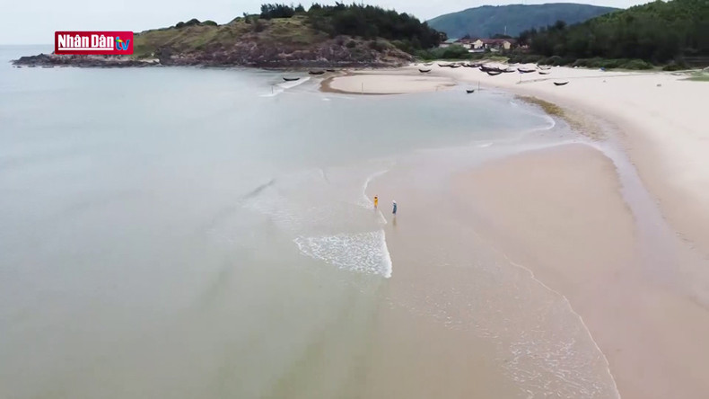 Природа одарила это место пологим пляжем с прохладной и прозрачной водой. Природа одарила это место пологим пляжем с прохладной и прозрачной водой.