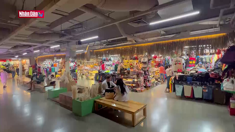 Подземный рынок удовлетворяет разнообразные потребности в покупках и развлечениях как отечественных клиентов, так и иностранных туристов. Подземный рынок удовлетворяет разнообразные потребности в покупках и развлечениях как отечественных клиентов, так и иностранных туристов.