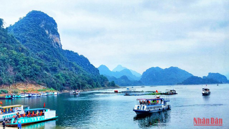 Туристическая зона озера Хоабинь привлекает многочисленных туристов. Фото: Лам Нгуен