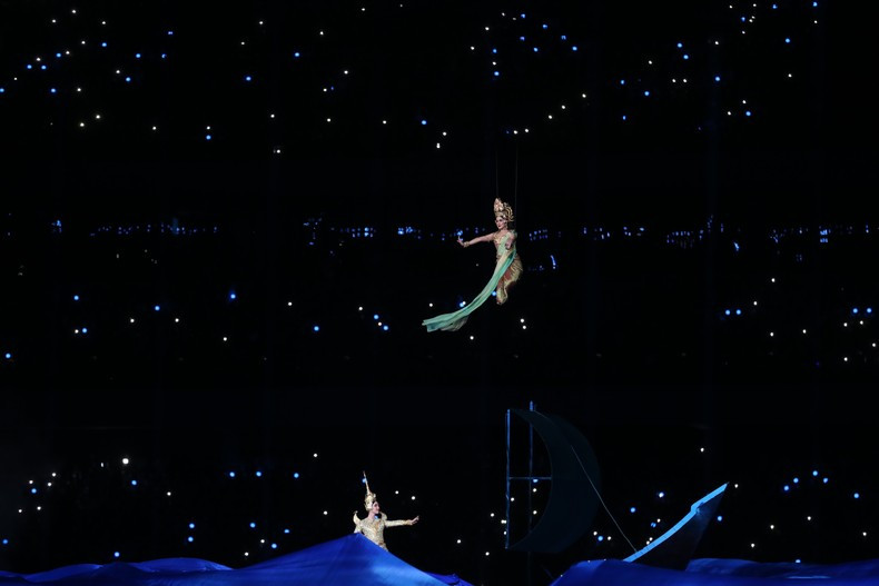 ...открывшие спектакль «Рождение кхмерского королевства» (кхмерское происхождение). ...открывшие спектакль «Рождение кхмерского королевства» (кхмерское происхождение).