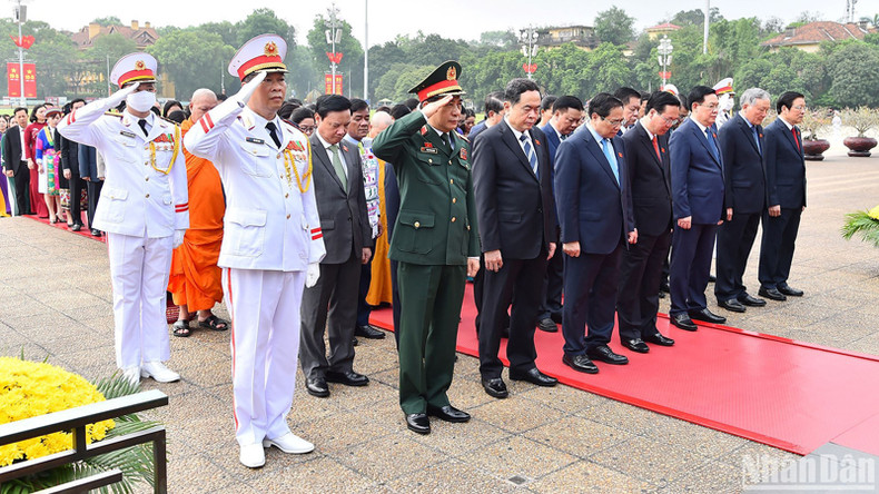 Руководители Партии и Государства почитают память Президента Хо Ши Мина, гениального вождя, героя национального освобождения, который всю свою жизнь посвятил народу и стране, руководил Партией и народом в достижении славных побед. Руководители Партии и Государства почитают память Президента Хо Ши Мина, гениального вождя, героя национального освобождения, который всю свою жизнь посвятил народу и стране, руководил Партией и народом в достижении славных побед.