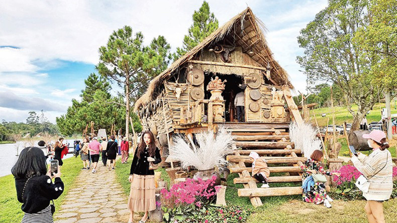 Традиционный длинный дом у представителей народности Эде.