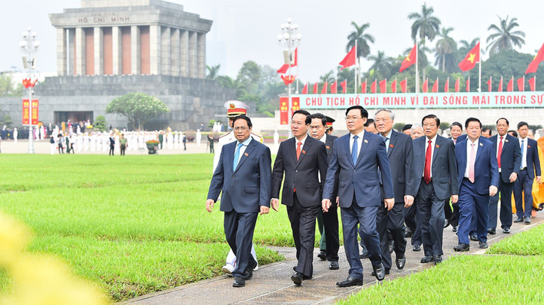 Руководители Партии и Государства и депутаты НС уходят от Мавзолея в здание НС для участия в открытии 5-й сессии НС XV созыва. Руководители Партии и Государства и депутаты НС уходят от Мавзолея в здание НС для участия в открытии 5-й сессии НС XV созыва.