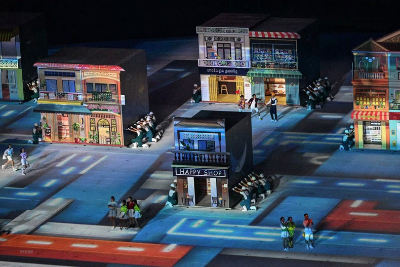 Художественный номер «Улыбка кхмеров» на церемонии открытия SEA Games 32. Художественный номер «Улыбка кхмеров» на церемонии открытия SEA Games 32.