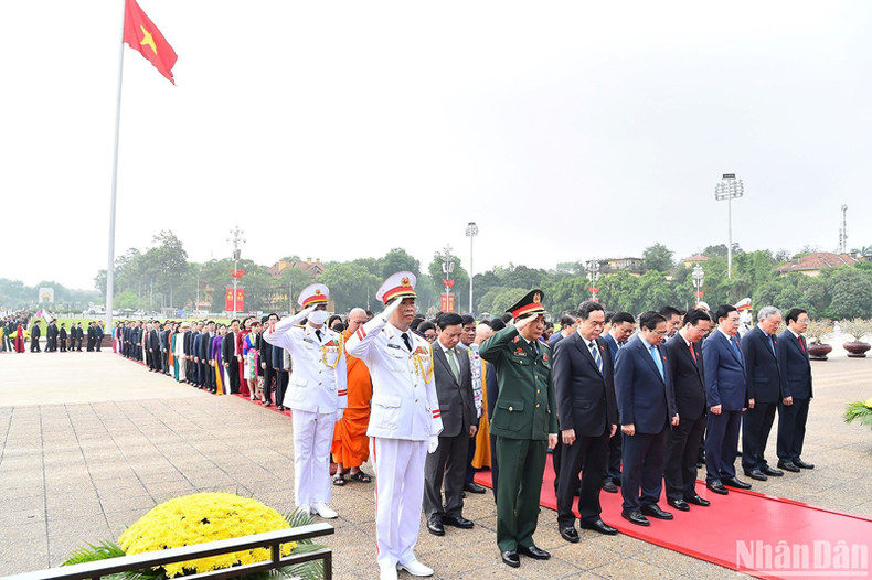 Руководители Партии и Государства и депутаты НС почитают память Президента Хо Ши Мина. Руководители Партии и Государства и депутаты НС почитают память Президента Хо Ши Мина.