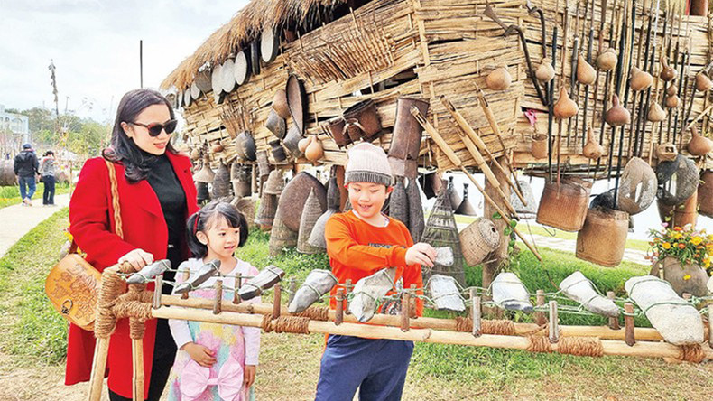 Дети знакомятся с литофонами «данда».