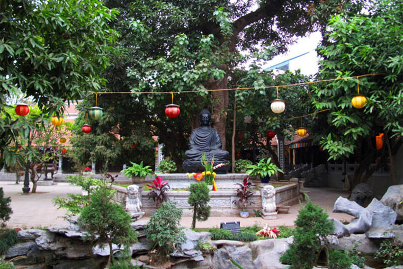 Статуя Будды Вайрочаны была полностью вырезана из плиты драгоценного камня, привезенной из Мьянмы. Фото: chuavannien.vn