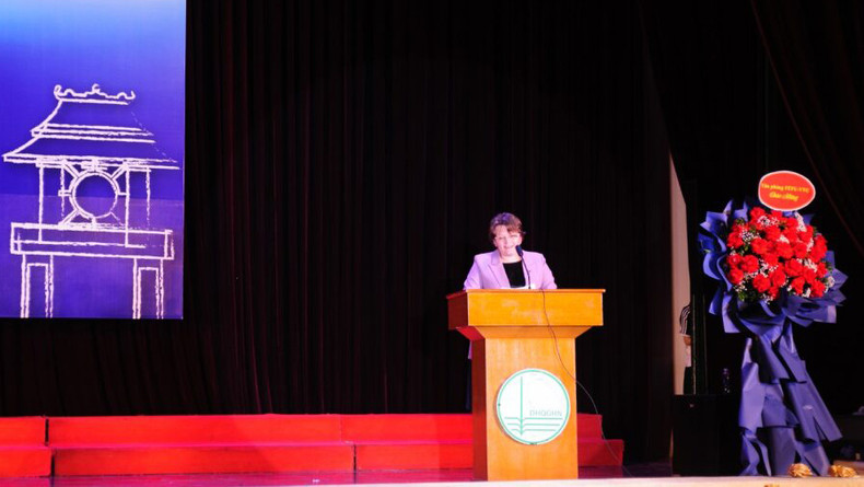 Советник-посланник Посольства России во Вьетнаме Екатерина Бакеева выступает с речью. Фото: ULIS TV Советник-посланник Посольства России во Вьетнаме Екатерина Бакеева выступает с речью. Фото: ULIS TV