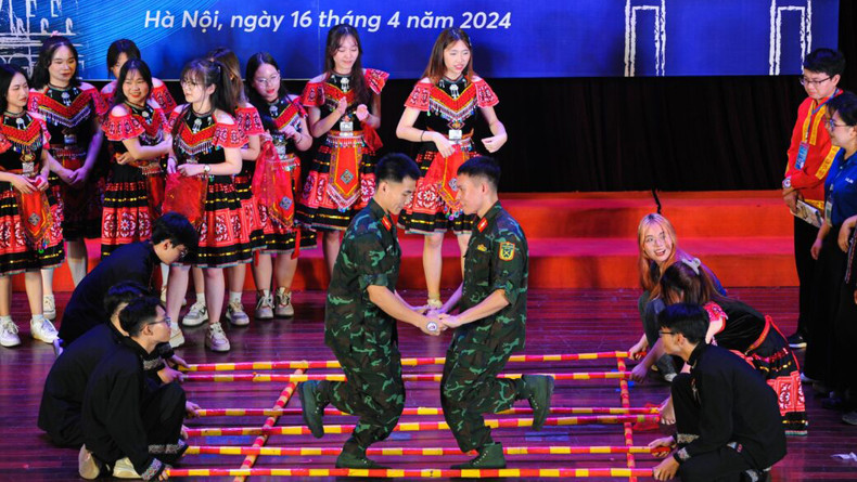 Мероприятие привлекло к участию многочисленных школьников и студентов, изучающих русский язык в Ханое и за его пределами. Фото: ULIS TV Мероприятие привлекло к участию многочисленных школьников и студентов, изучающих русский язык в Ханое и за его пределами. Фото: ULIS TV