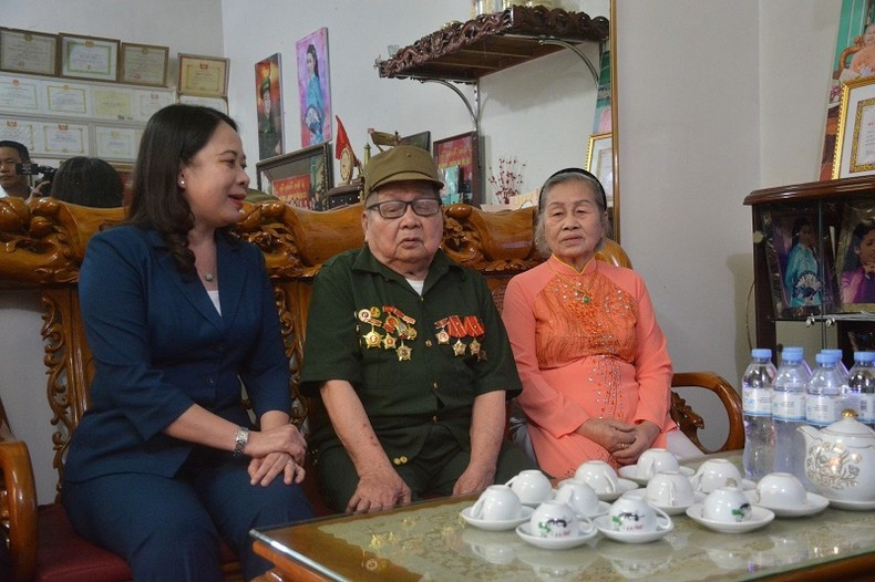 Товарищ Во Тхи Ань Суан навещает солдата Дьенбьен Нгуен Хыу Тяп в квартале Химлам города Дьенбьенфу. Фото: Ле Лан Товарищ Во Тхи Ань Суан навещает солдата Дьенбьен Нгуен Хыу Тяп в квартале Химлам города Дьенбьенфу. Фото: Ле Лан