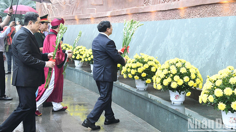 Делегаты возлагают цветы у барельефа, посвященного беседе между Дядюшкой Хо и офицерами, военнослужащими бригады авангарда. Делегаты возлагают цветы у барельефа, посвященного беседе между Дядюшкой Хо и офицерами, военнослужащими бригады авангарда.