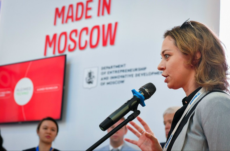 Представитель Министерства сельского хозяйства РФ во Вьетнаме Виктория Горшкова выступает с речью на мероприятии. Представитель Министерства сельского хозяйства РФ во Вьетнаме Виктория Горшкова выступает с речью на мероприятии.