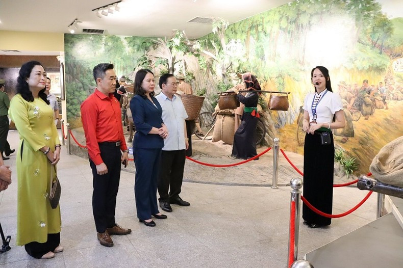 Товарищ Во Тхи Ань Суан посещает Музей исторической победы Дьенбьенфу. Фото: Ле Лан Товарищ Во Тхи Ань Суан посещает Музей исторической победы Дьенбьенфу. Фото: Ле Лан