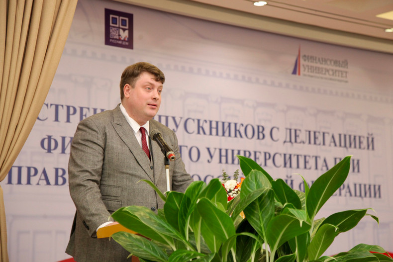 Директор Русского дома в Ханое Владимир Мурашкин выступает с речью. Директор Русского дома в Ханое Владимир Мурашкин выступает с речью.