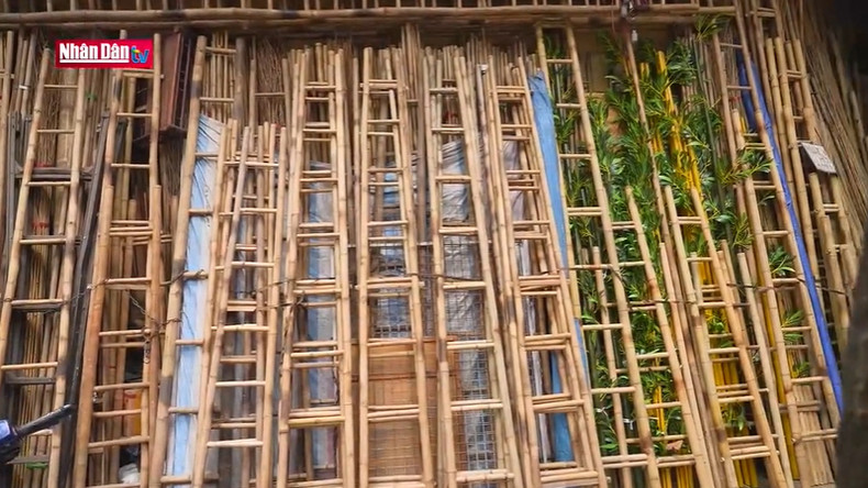 С 1990-х годов многие домохозяйства на этой улице стали специально заниматься торговлей изделиями из бамбука. С 1990-х годов многие домохозяйства на этой улице стали специально заниматься торговлей изделиями из бамбука.