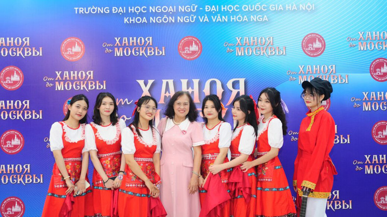 Бывшая преподавательница Факультета русского языка и русской культуры ИИЯ при ХГУ Нгуен Тхи Нян фотографируется со студентами. Фото: ULIS TV Бывшая преподавательница Факультета русского языка и русской культуры ИИЯ при ХГУ Нгуен Тхи Нян фотографируется со студентами. Фото: ULIS TV
