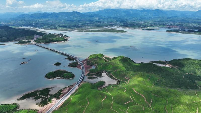 Автомагистраль Вандон-Монгкай – мягкая шелковая лента, пробудившая туризм крайнего места страны. Автомагистраль Вандон-Монгкай – мягкая шелковая лента, пробудившая туризм крайнего места страны.