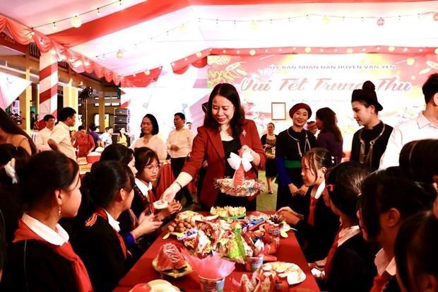 Вице-президент Во Тхи Ань Суан присутствует на вечеринке полнолуния в уезде Ванйен. Фото: VNA