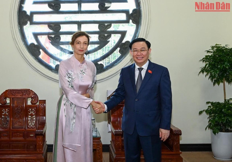 Председатель НС Выонг Динь Хюэ и Генеральный директор ЮНЕСКО Одри Азуле. Фото: Зюи Линь Председатель НС Выонг Динь Хюэ и Генеральный директор ЮНЕСКО Одри Азуле. Фото: Зюи Линь