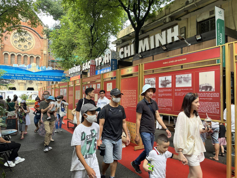 Посетители книжной улицы в г. Хошимине. Фото: VNA