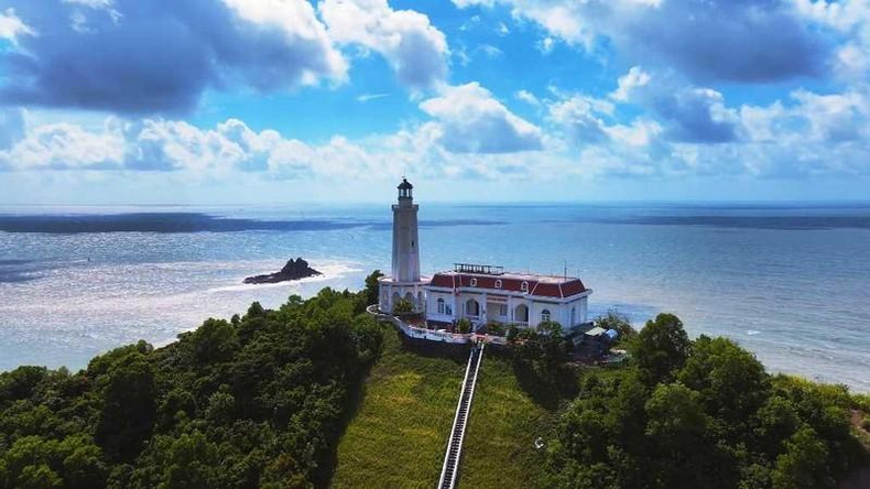Маяк Виньтхык расположен на первой позиции на морской границе страны. Маяк Виньтхык расположен на первой позиции на морской границе страны.