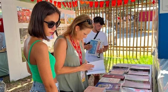 Посетители у стенда газеты «Нянзан». Фото: Кхай Хоан Посетители у стенда газеты «Нянзан». Фото: Кхай Хоан