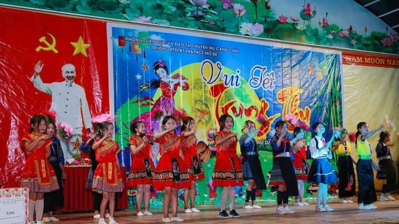 Выступление учеников школы Мозэ на программе встречи праздника середины осени. Фото: Хоанг Линь Выступление учеников школы Мозэ на программе встречи праздника середины осени. Фото: Хоанг Линь