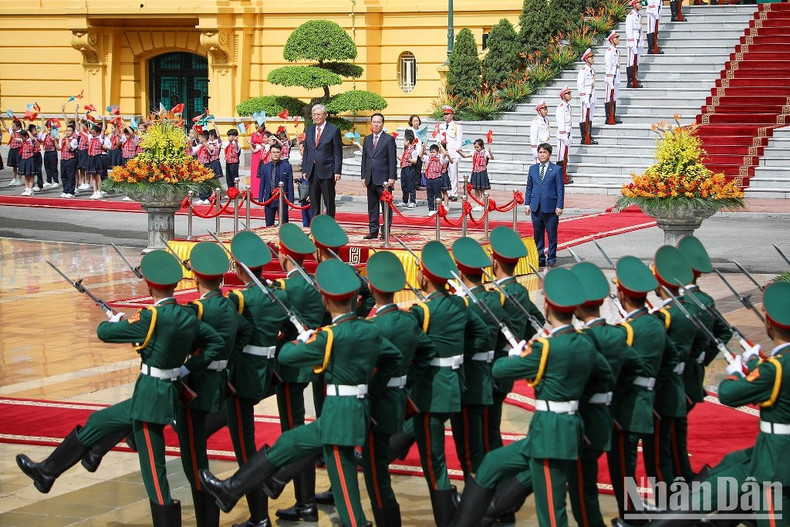 Официальная церемония встречи Президента Казахстана Касым-Жомарта Токаева в президентской резиденции. Фото: Тхюи Нгуен