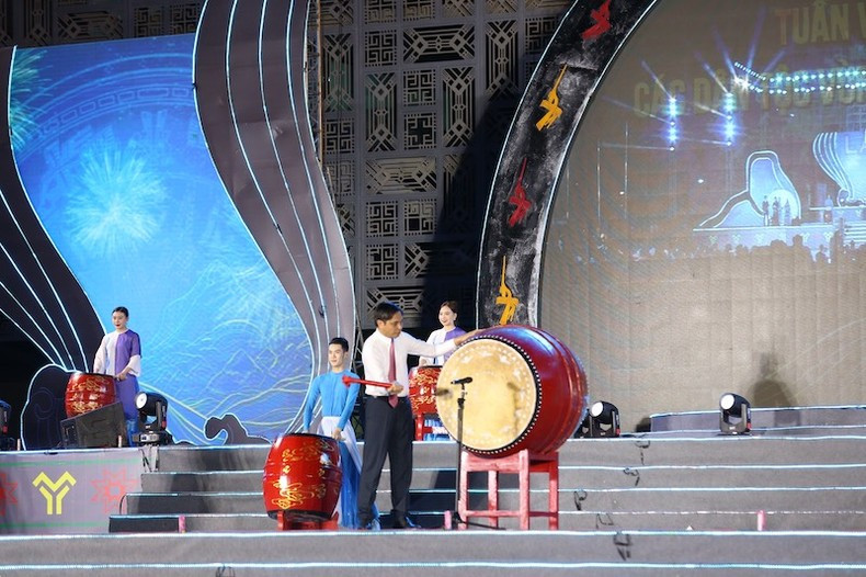 Заместитель председателя Народного комитета провинции Куангнинь Ву Ван Зиен ударяет в барабан в знак открытия мероприятия. Фото: Куанг Тхо Заместитель председателя Народного комитета провинции Куангнинь Ву Ван Зиен ударяет в барабан в знак открытия мероприятия. Фото: Куанг Тхо