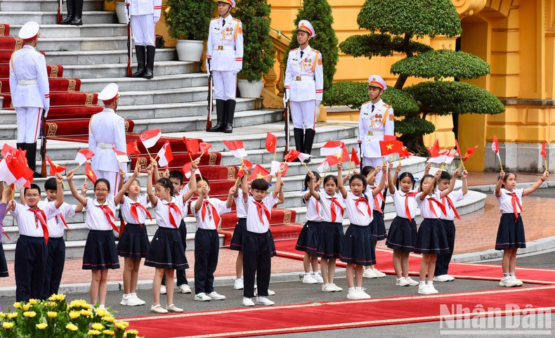 Вьетнамские дети встречают двух Премьер-министров. Вьетнамские дети встречают двух Премьер-министров.