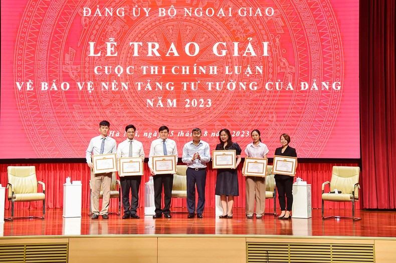 Церемония награждения победителей конкурса по защите идеологических основ Партии 2023 года. Церемония награждения победителей конкурса по защите идеологических основ Партии 2023 года.