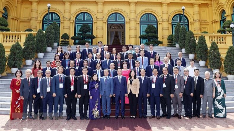 Президент Во Ван Тхыонг и делегаты. Президент Во Ван Тхыонг и делегаты.