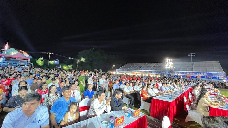 Делегаты и многочисленные жители присутствовали на церемонии открытия. Фото: Куанг Тхо Делегаты и многочисленные жители присутствовали на церемонии открытия. Фото: Куанг Тхо