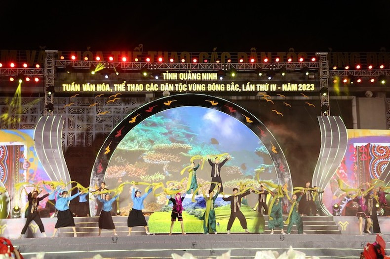 Художественный номер на церемонии открытия 4-й Недели культуры и спорта народностей северо-восточного района провинции Куангнинь – 2023. Фото: Куанг Тхо Художественный номер на церемонии открытия 4-й Недели культуры и спорта народностей северо-восточного района провинции Куангнинь – 2023. Фото: Куанг Тхо