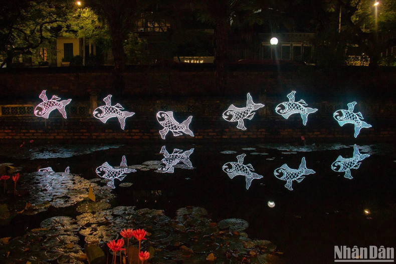 Каждая деталь на площадке памятника также тщательно декорирована. Свет, звук и эмоции сливаются воедино, что создает уникальное пространство для памятника. Каждая деталь на площадке памятника также тщательно декорирована. Свет, звук и эмоции сливаются воедино, что создает уникальное пространство для памятника.