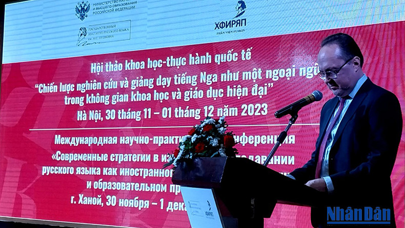 Посол РФ во Вьетнаме Геннадий Бездетко выступает с речью. Фото: Лам Нгуен Посол РФ во Вьетнаме Геннадий Бездетко выступает с речью. Фото: Лам Нгуен