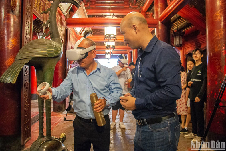 Посетители также могут испытать систему виртуальной реальности, погружаясь в новый мир, где каждый сможет создать себе собственную работу. Посетители также могут испытать систему виртуальной реальности, погружаясь в новый мир, где каждый сможет создать себе собственную работу.