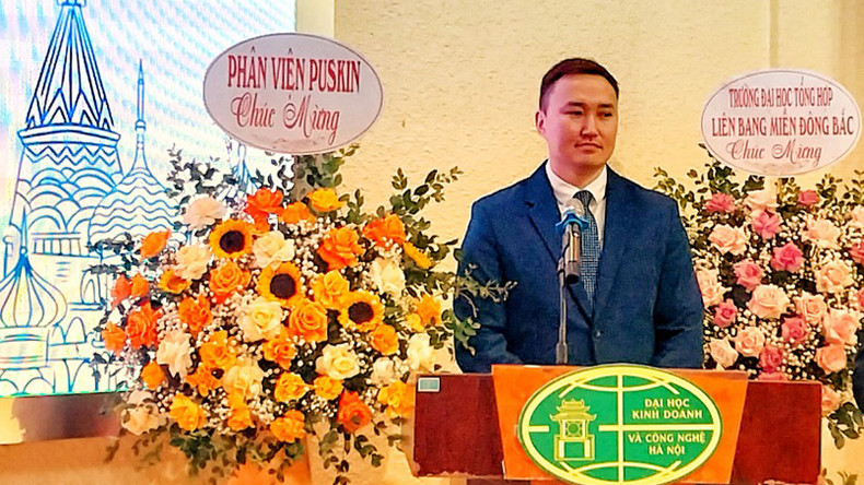 Проректор по международному сотрудничеству СВФУ Максимов Нюргун Романович выступает с речью. Фото: Лам Нгуен Проректор по международному сотрудничеству СВФУ Максимов Нюргун Романович выступает с речью. Фото: Лам Нгуен