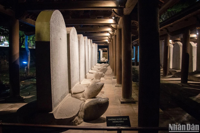 В зоне докторских стел посетители посетят 82 стелы, на которых написаны имена 1304 лауреатов столичных экзаменов. В зоне докторских стел посетители посетят 82 стелы, на которых написаны имена 1304 лауреатов столичных экзаменов.