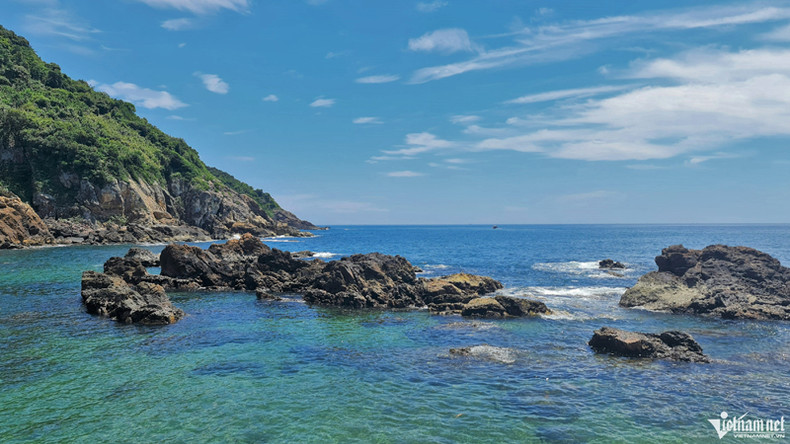 Прозрачная синяя вода и свежий воздух являются факторами, привлекающими туристов к посещению острова. Фото: vietnamnet.vn Прозрачная синяя вода и свежий воздух являются факторами, привлекающими туристов к посещению острова. Фото: vietnamnet.vn
